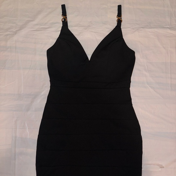 Elegant Black Sleeveless Dress - Picture 1 of 9